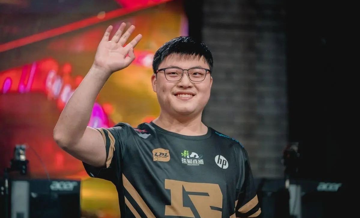 Uzi新星表现优异表现突出,DWG前途光明!赢得满堂喝彩  Uzi新星表现优异表现突出,DWG前途光明!赢得满堂喝彩