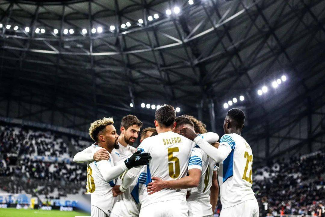 塞维利亚训练开放日,最后时刻遗憾出局引观众欢呼,欧篮联在即,训练强度显著提升  塞维利亚训练开放日,最后时刻遗憾出局引观众欢呼,欧篮联在即,训练强度显著提升