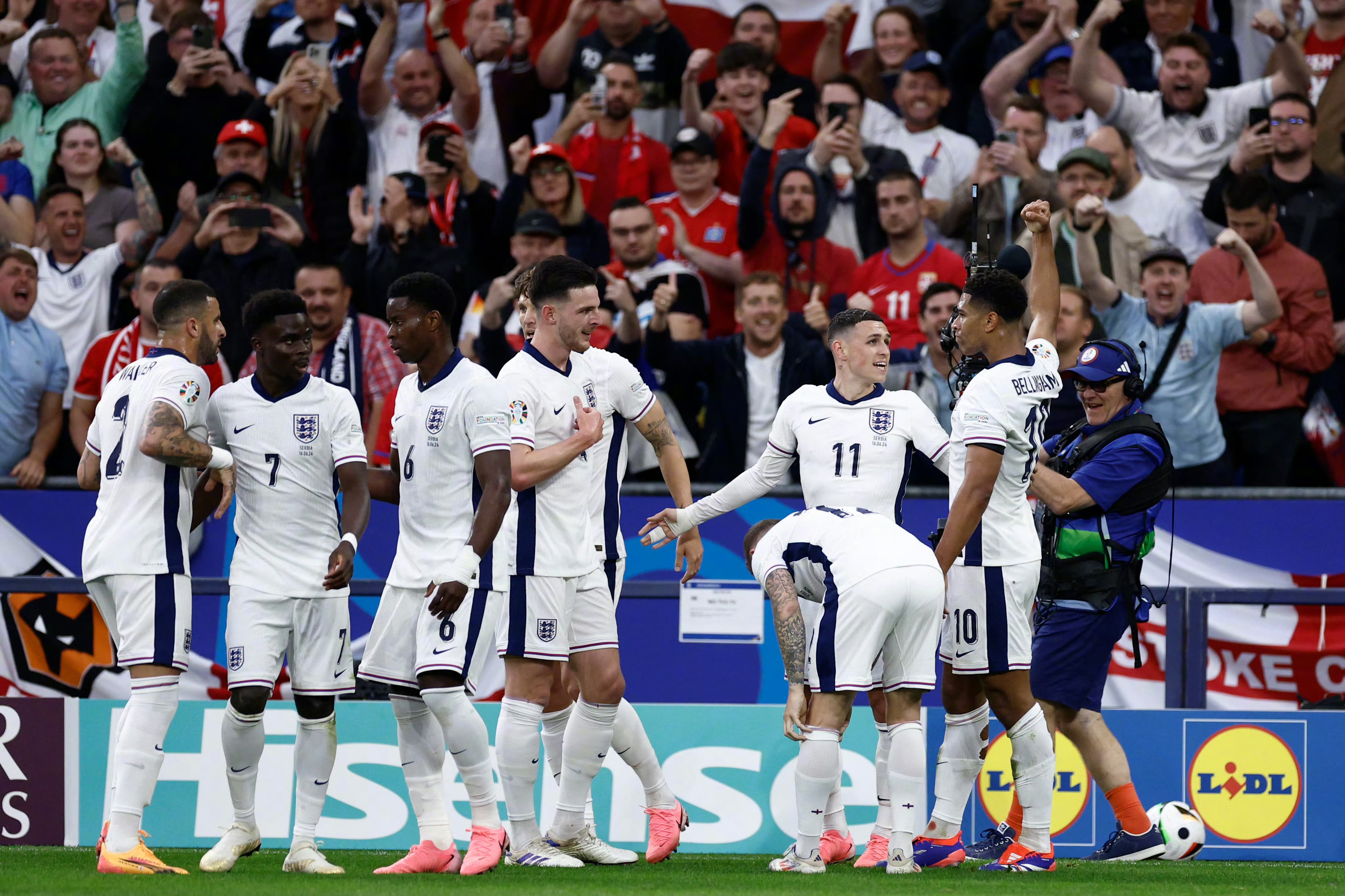 塞尔维亚队不断突破！，凯恩连续十五场比赛得分超过重返赛场再创辉煌时刻(厄齐尔事件原文)