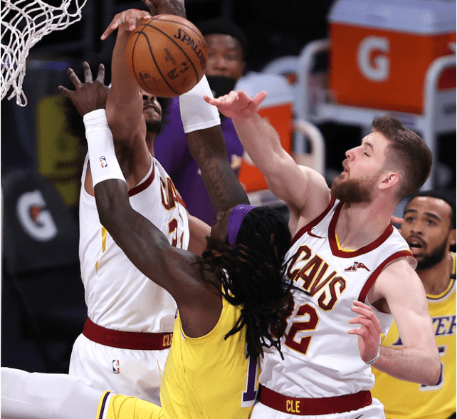 亚博-凯恩在湖人比赛中大胜，回归赛场引发热议！的简单介绍